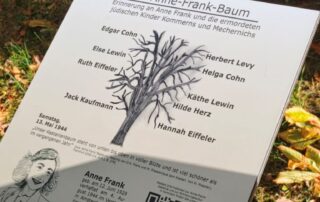Stolpersteine-Kommern-10-26-Tafel-Baum-768×1024
